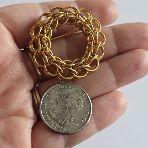 Vintage circle brooch wire loops open wreath gold tone pin - Picture 3 of 7